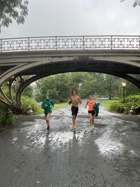 Running Rain Aesthetic, Running Central Park, Central Park Running, Running In Central Park, Winter Running Aesthetic, Running Vibes, Rainy Day In New York, Cute Running Outfit, Runner Aesthetic