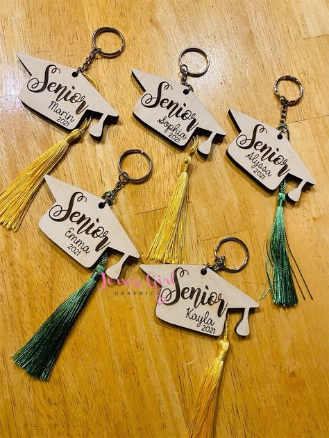 "Listing for one Senior 2021 Graduation Cap Keychain. ** this listing comes with a colored tassel, please choose color from drop down menu. Please be aware colors may vary on different screens ** You can change the year! So if you want it to say a different year just let me know in the order notes! Choose between personalized WITH a name (1st photo) or WITHOUT a name (second photo- it will just say Senior 2021) Material: Natural Maple Wood Size: approx 3\" * these are laser cut and engraved so i Farewell Gift Ideas For Seniors, Graduation Souvenirs, Graduation Cap Tassel, High School Grad Gifts, Senior Graduation Gifts, Diy Graduation Gifts, Senior Night Gifts, Graduation Crafts, Graduation Party Planning