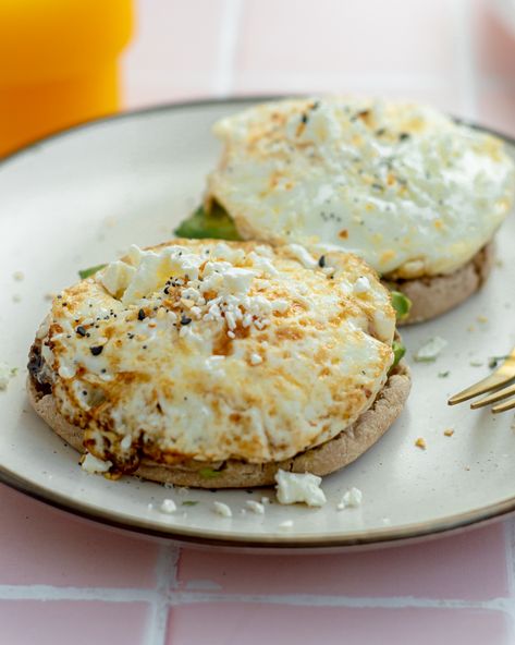 English Muffin Avocado Toast with Egg Avocado English Muffin Breakfast Ideas, English Muffin Avocado Egg, English Muffin Avocado Toast, Avocado English Muffin, Healthy English Muffin Breakfast, Healthy English Muffin, English Muffins Sandwich, Avocado Toast With Egg, Toast With Egg