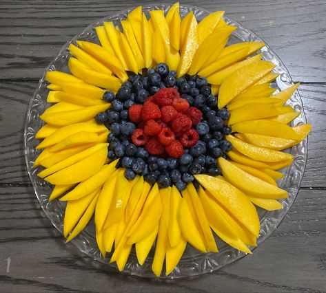 Snack Platters, Fruit Platter Designs, Fruit Creations, Decorações Com Comidas, Snack Platter, Charcuterie Inspiration, Party Food Platters, Charcuterie Recipes, Easy Food Art