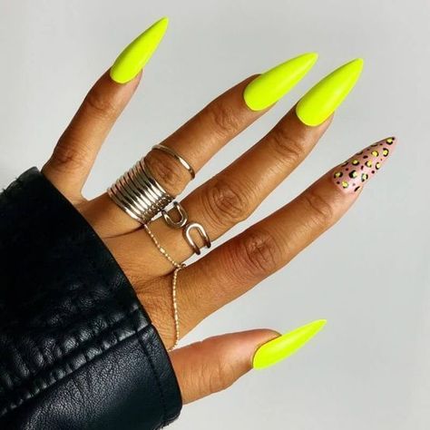 Brown Hands, Neon Yellow Nails, Ombre Acrylic, Nails Neon, Fab Nails, Long Stiletto, Bright Nails, Black Nail, Trendy Nail Art