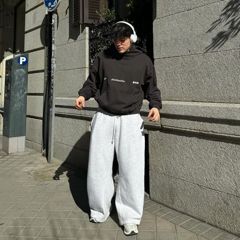 opeeeeening :) Men Track Pants, Grey Fits, Outfit Pose, Track Pants Outfit, White Wide Leg Pants, Track Pants Mens, Wardrobe Ideas, Summer Fits, Moda Vintage