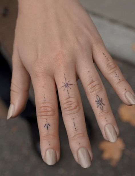 Small Finger Tattoos With Meaning, Sun Finger Tattoo, Tattoo Finger, Inside Finger Tattoos, Tattoo Main, Simple Heart Tattoos, Couple Tattoos Unique Meaningful, Toe Tattoos, Around Arm Tattoo