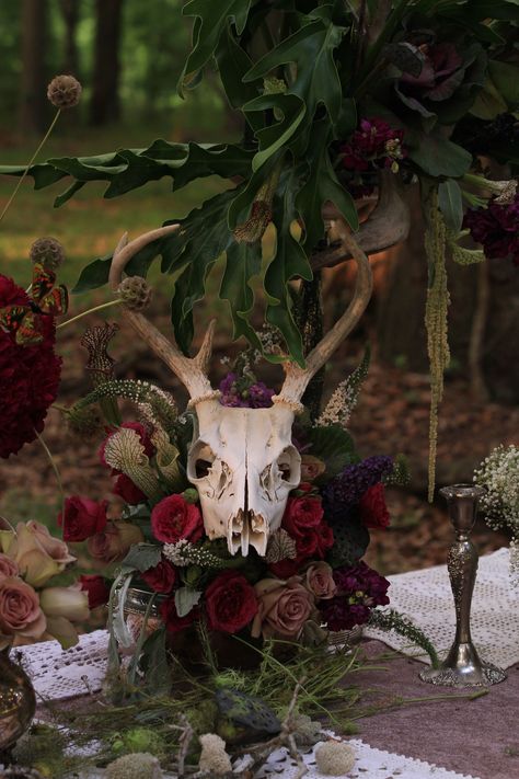 A photo shoot, under the New Orleans oak trees. An arrangement with, a dusty rose "Amnesia", white veronica, purple stock, hot pink garden roses, purple cabbage, green hanging amaranthus, lotus pods, scabiosa pods, dusty miller, philodendron leaves and sarracenia (pitcher plants). Touches of antique silver pieces and an animal skull make this wedding banquet arrangement very rustic but elegant at the same time. *Phew!* Did I forget anything?! Succulent Art Drawing, Succulent Doodle, White Veronica, Hanging Amaranthus, Gothic Wedding Theme, Scabiosa Pods, Succulent Centerpiece, Roses Purple, Lotus Pods