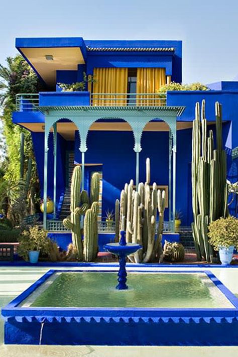 Jardin de Majorelle : un lieu incontournable pour tous les fans d'architecture et de couleurs ! #architecture #marrakech #jardin #majorelle #yvessaintlaurent #color #voyage #maroc Moroccan Garden, Textured Throw Blanket, Visit Marrakech, Marrakech Travel, Ideas Hogar, Most Beautiful Gardens, Marrakech Morocco, Sun And Water, Blue House