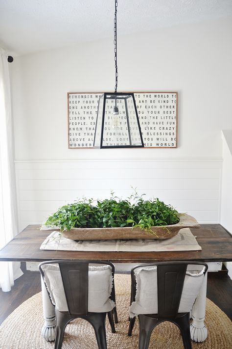 Antique dough bowl early spring centerpiece Small Home Decoration, Dough Bowl Centerpiece, Rustic Family Room, Farm House Dining Room, Trendy Farmhouse, Modern Farmhouse Dining Room, Liz Marie, Bowl Centerpiece, Tafel Decor