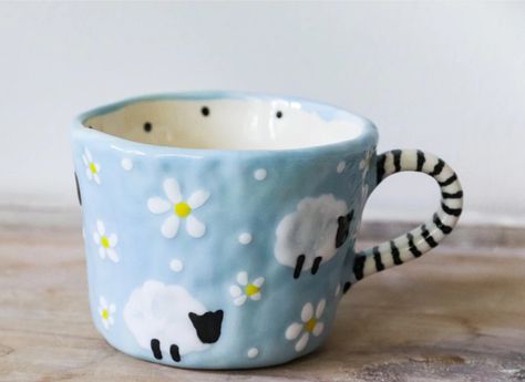 Pottery Painting Elephant, Sheep Pottery Painting, Cow Pottery Painting Ideas, Animal Pottery Painting Ideas, Pottery Painting Animals, Mug Painting Ideas Diy, Painted Mug Ideas, Color Me Mine Ideas Inspiration, Ceramic Cafe