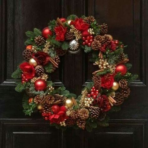 ....... Wreaths Uk, Door Wreaths Christmas, Wreaths For, Rich Christmas, Dekoratívne Vence, Classic Wreath, Traditional Wreath, Christmas Garlands, Wreaths Christmas