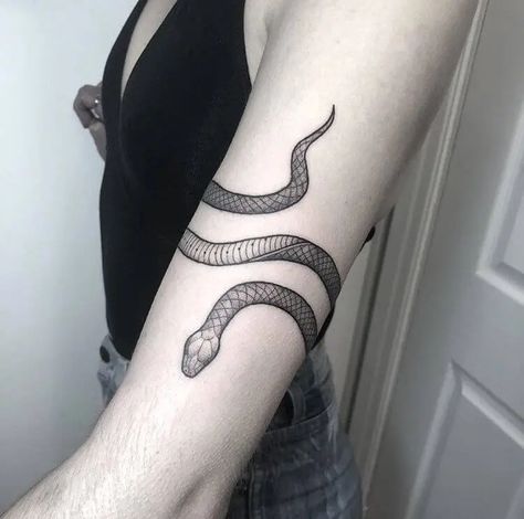 15+ Cool Feminine Snake Tattoo Ideas - PetPress Snake Around Arm Tattoo, Arm Tattoos With Meaning, Armband Tattoo Meaning, Small Wave Tattoo, Tattoo Band, Hipster Tattoo, Cobra Tattoo, Around Arm Tattoo, Tattoo Snake