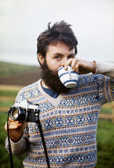 FAIR PLAY Paul McCartney living like a local in Scotland in 1970. Paul Mccartney Beard, Beatles Fashion, Post Break Up, Paul And Linda Mccartney, Hipster Wedding, Epic Beard, Sir Paul, Fair Isles, Linda Mccartney