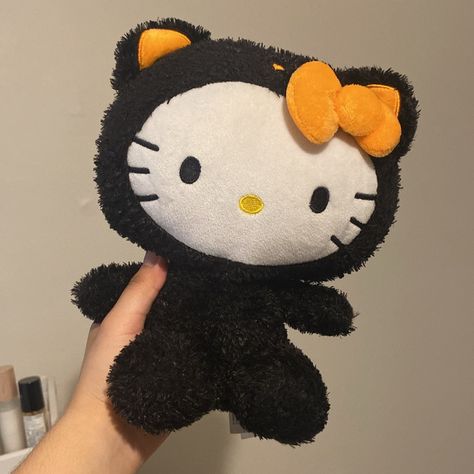 A Halloween Themed Hello Kitty With Orange Bow! Hello Kitty Plushies, Hello Kitty Shop, Halloween Bedroom Decor, Kitty Toys, Hello Kitty Black, Stuff Animals, Hello Kitty Toys, Cute Squishies, Hello Kitty Aesthetic