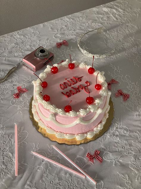 Round Birthday Cake Aesthetic, Astetic Birthday Cake Ideas, Cute Round Birthday Cakes, Cakes Astetic, Cake Asethic, Cute Pink Cakes Birthdays, Cake Asthetic Picture, Round Vintage Cake, Round Cake Designs