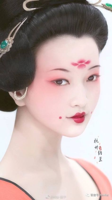 The colors on this are beautiful together and fade into each other very well. Tang Dynasty Makeup, Chinese Traditional Makeup, Geisha Makeup, Japan Makeup, Dark Lip, Chinese Makeup, Black Guy, Makeup Drawing, Geisha Art