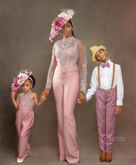 #ғᴏʀᴇᴍᴏsᴛᴡᴇᴅᴅɪɴɢᴘᴀɢᴇ 💍 on Instagram: “Beautiful #FamilyPortrait!  Something Vintage with a modern twist _  Dress: @heiresscouturenigeria  Photographer: @gazmadu  Hat:…” Mommy Daughter Photography, Mom Daughter Outfits, Mommy Daughter Outfits, Mother Daughter Fashion, Nude Outfits, African American Family, Mother Daughter Outfits, Iconic Weddings, Family Photoshoot Outfits