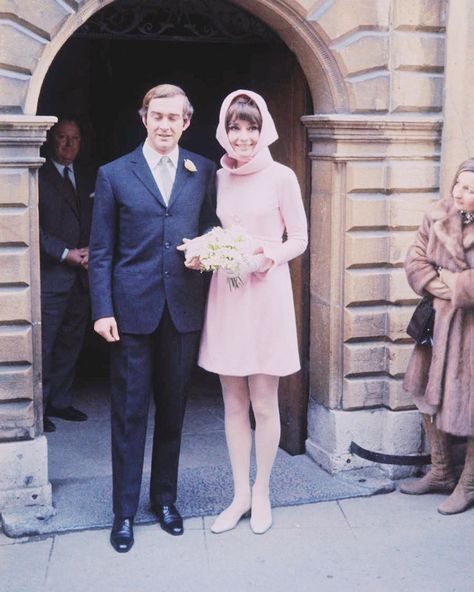 🦋🌞🔮 🌈 🌻’s Instagram post: “Audrey Hepburn and Andrea Dotti photographed on their wedding day in Switzerland, 1969. They met on a cruise of the Greek islands in 1968.…” Audrey Hepburn Wedding Dress Inspiration, Audrey Hepburn Wedding Dress, Audrey Hepburn Wedding, Audrey Hepburn Outfit, Celebrity Wedding Photos, Yellow Wedding Dress, Farah Diba, Audrey Hepburn Photos, Iconic Weddings