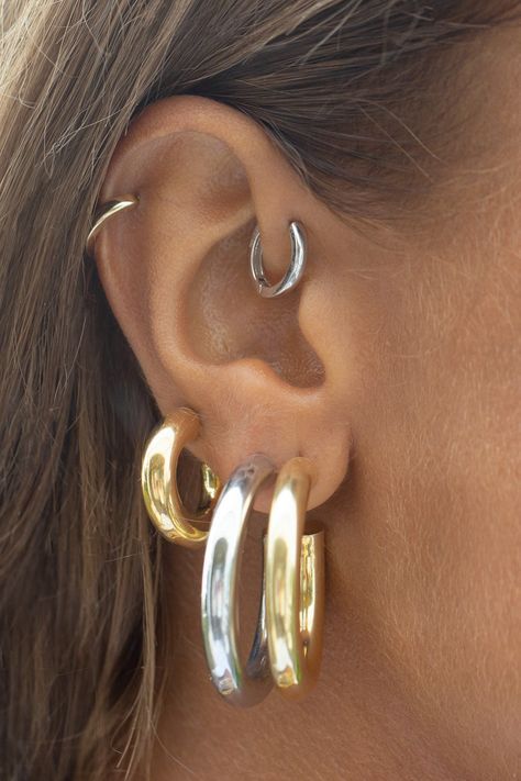 mixing gold and silver jewelry in a minimal way Vintage Inspired Jewelry, Mixed Metal Jewelry, Dope Jewelry, Funky Jewelry, Stacked Jewelry, Jewelry Lookbook, Jewelry Inspo, Dream Jewelry, Ear Jewelry