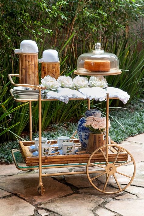 Trolly Design, Bandeja Bar, Modern Classic Interior, Alcohol Bar, Tea Trolley, Bar Inspiration, Tea Cart, Bar Cart Styling, Backyard Fireplace