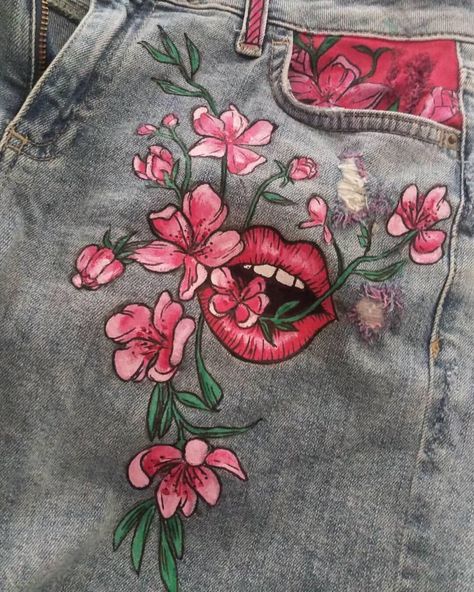 Diy Denim Painting, Acrylic Painting On Pants, Denim Shorts Painting, Jeans With Drawings On Them, Denim Jeans Painting Ideas, Painting On Shorts, Painting Ideas On Jeans, Hand Painted Clothing Diy, Drawing On Jeans Ideas