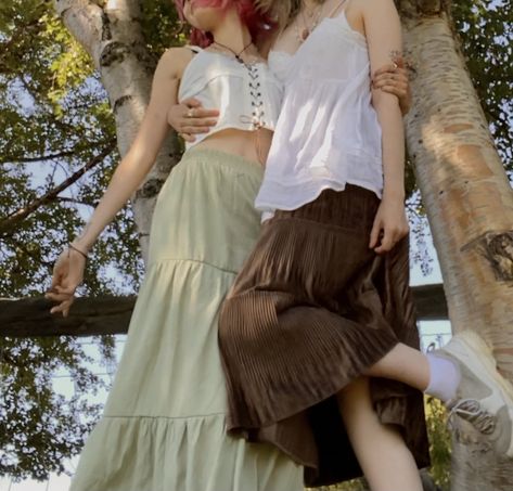 Long Skirt Cottagecore, Green Cottagecore Aesthetic Outfit, Cottagecore Girlfriends, Cottagecore Lesbian Outfit, Real Indie Aesthetic, Long Skirt Indie, Cottagecore Lesbian Aestethics, Dark Fairy Forest, Lesbian Couple Aesthetic Outfits