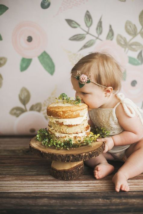 So delicious. Here are 101 adorable smash cake ideas. Cake One Year, Smash Cake Girl, 1st Birthday Cake Smash, Girl Birthday Themes, Birthday Girl Outfit, Cake Smash Photos, Birthday Cake Smash, Baby 1st Birthday, First Birthday Photos