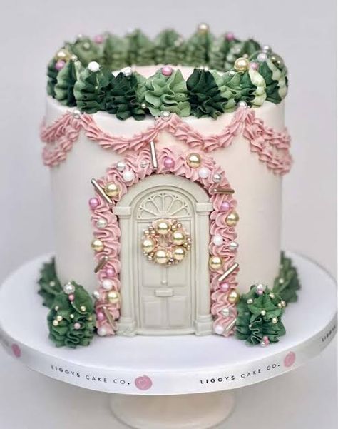 Pretty Piped Cakes, Lambeth Style Christmas Cake, Cake Gingerbread House, Christmas Cake Vintage, Nativity Cake Ideas, Gingerbread Cake Decoration, Bundt Cake Decor, Christmas Sheet Cakes Decorated, Christmas Birthday Cake Ideas