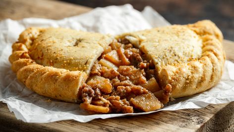 What Is A Cornish Pasty And What Does It Taste Like? Pasty Recipe, Popular Pies, Cornish Pasty, Pasties Recipes, Cornish Pasties, British Dishes, Fish Pie, Cottage Pie, Yorkshire Pudding