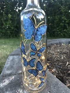 Painted Glass Bottles, Hand Painted Wine Bottles, Painted Bottles, Hand Painted Bottles, Glass Bottle Diy, Glass Painting Designs, Bottle Ideas, Bottle Diy, Diy Glass Bottle Crafts