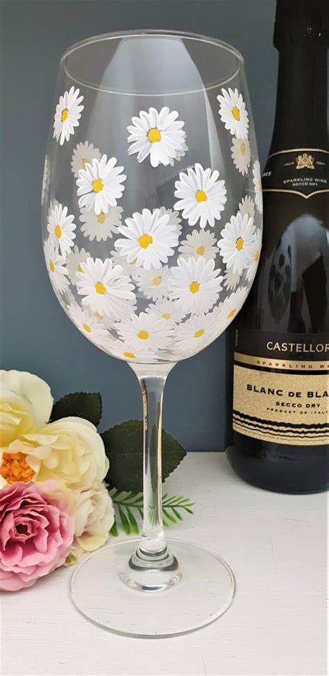 wine glass painting ideas - Saferbrowser Image Search Results Daisy Painted Wine Glasses, Hand Painted Glassware Diy, Wine Cup Painting Ideas, Easy Wine Glass Painting, Painted Wine Glasses Flowers, Painted Wine Glasses Ideas, Camping Wine Glasses, Wine Glass Painting Ideas, Hand Painted Wine Glasses Diy