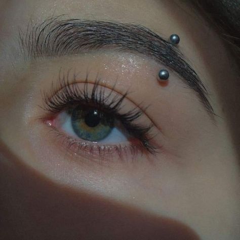 Piercing No Rosto, Piercings Bonitos, Cool Ear Piercings, Face Piercings, Cool Piercings, Facial Piercings, Cute Piercings, Eyebrow Piercing, Body Jewelry Piercing