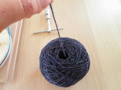 Knitwear and Crafts: DIY Yarn ball winder from scraps Diy Yarn Roller, Beading Sewing, Yarn Ball Winder, Empty House, Yarn Winder, Furniture Building, Diy Yarn, Diy Decorating, Yarn Diy