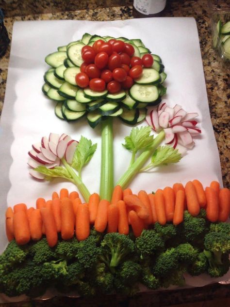 Sunshine Veggie Tray, Flower Veggie Tray, Veggie Arrangements, Veggie Tray Ideas, Fruit Creations, Fruit Platter Designs, Vegetable Tray, Party Food Buffet, Charcuterie Inspiration