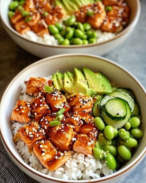 Emily Recipes Honey Sriracha Salmon, Salmon Bowl Recipe, Salmon Poke Bowl, Sriracha Salmon, Salmon Bowls, Salmon Poke, Honey Salmon, Salmon Bowl, Spicy Honey