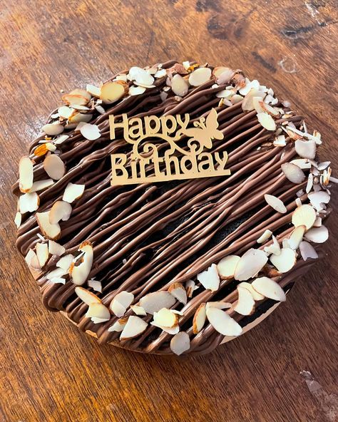 Calling all brownie lovers! 🍫✨ Our rich, fudgy brownie cake drizzled with Nutella and topped with crunchy nuts is the ultimate treat. Perfect for birthdays, anniversaries, or just because you deserve it! 🥳❤️ Who’s ready to indulge? 😍 #UdaipurBakery #BrownieLove #NutellaDreams #PatisseriePalette Brownie Designs Ideas, Brownie Cake Decoration, Brownie Cake Design, Brownie Cake Birthday, Nutella Birthday Cake, Birthday Brownies, Dessert Inspiration, Cake Models, B Day Cake