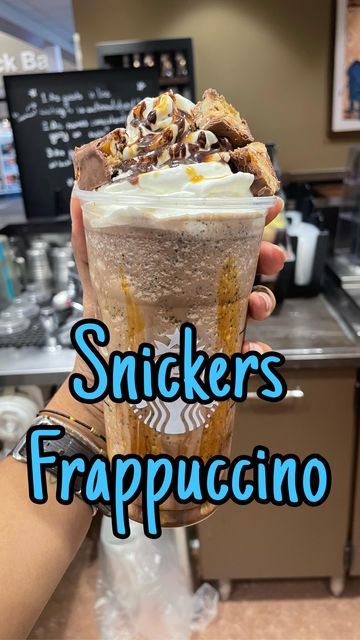 Snickers Frappuccino Starbucks, Starbucks Lovers, Starbucks Frappuccino, Starbucks Drinks Recipes, Drinks Recipes, Frozen Drinks, Iced Drinks, Starbucks Tumbler, Left Out