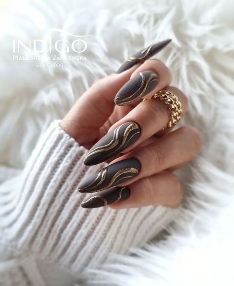 Mat Black And Gold Nails, Matte Black And Gold Chrome Nails, October Nails Fall Black, Black Nail Art Matte, Gold Nails With Black Design, Bronze And Black Nails, Black And Golden Nail Art, Brown Nails With Gold Flakes, Black Matte Nails With Gold