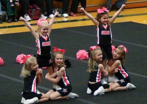 Youth stunt @amberrose04 you could do this and then have girls behind them doing a thigh stand! Easy Cheer Stunts, Peewee Cheer, Youth Cheerleading, Cheer Moves, Cheer Dance Routines, Cheer Team Pictures, Kids Cheering, Youth Cheer, Cheer Routines