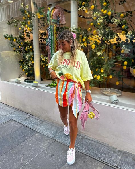 🌼🩷🍋🩵🐚 perfect colorful outfit for this summer, how much do we rate it? summer italiansummer ootd inspo summeroutfit summerdress outfit inspi look spring springoutfit springsummer Current Summer Fashion Trends, Outfit Inspo For Women, Casual Vacation Outfits, Vacation Outfit Ideas, Beach Hippie, Tropical Outfit, Colorful Outfit, Minimalist Summer, Summer Style Guide