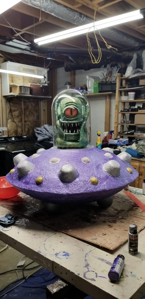 Out Of This World Float Ideas, Alien Invasion Decorations, Alien Parade Float, Space Themed Floats, Alien Scarecrow, Diy Alien Decorations, Alien Halloween Decorations, Halloween Floats, Spooky Walk