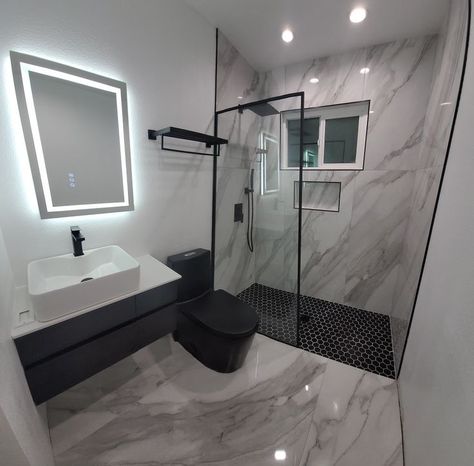 Bathroom Ideas Grey And Black, Minimalist Small Bathrooms Gray, Restroom Decor Ideas Black And White, Small Bathroom Ideas Modern Grey, Dark Grey Restroom Ideas, Grey Black And Wood Bathroom, Gray Toilet Bathroom, Washroom Design Black, Black Bathroom Remodel Ideas