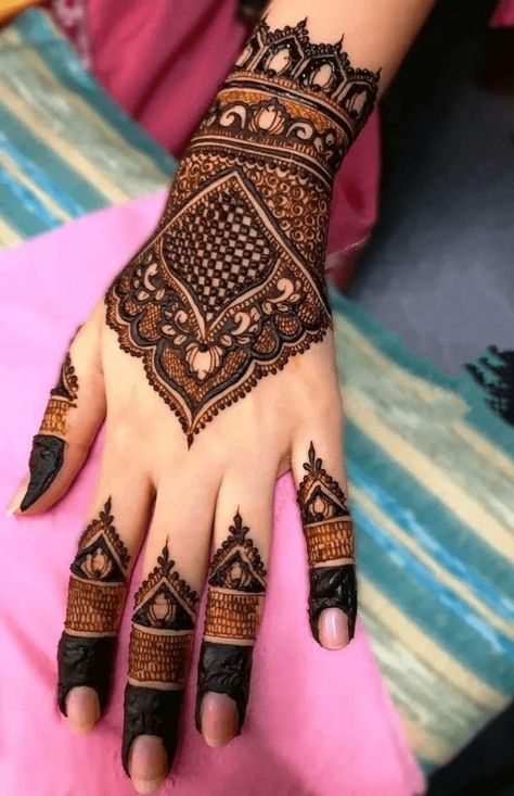 Mahndi Desain New 2023 Style, Simple Mehndi Designs Front Hand, Kashee's Mehndi Designs, Mehandhi Designs, Mehndi Designs Simple, Eid Mehndi, Mehndi Outfit, Back Hand Mehndi, Designs Mehndi