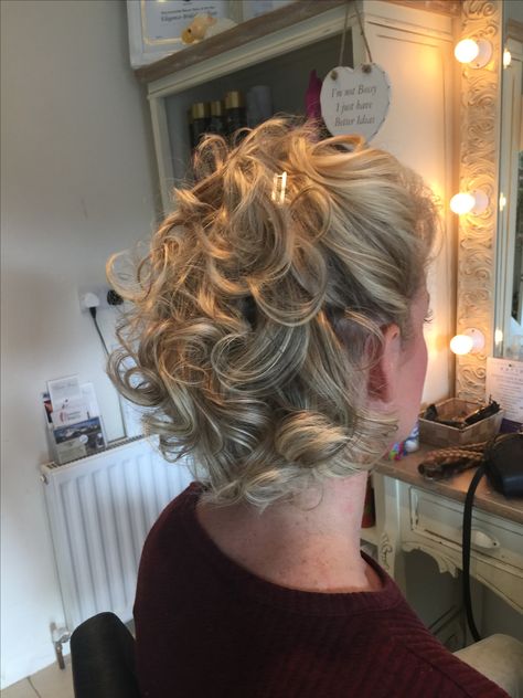 Simple Updos For Short Layered Hair, Wedding Updos For Medium Hair Mother Of The Bride, Bridal Short Curly Hairstyles, Mom Of The Bride Hair, Mother Of The Bride Hair Short, Groom Hair Styles, Mother Of The Bride Hairdos, Mother Of The Groom Hairstyles, Watching A Movie