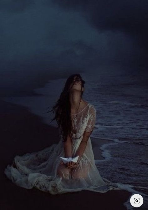 Water Shoot, Dark Portrait, Beach At Night, Fairytale Photography, Photographie Portrait Inspiration, Photographie Inspo, Fantasy Photography, Water Photography, Trik Fotografi