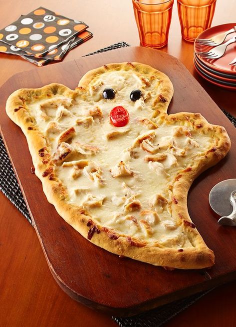 50+ Weirdly Wondrous Halloween Recipes You Just Can't Ignore - Recipe Magik Diy Halloween Pizza, Halloween Chicken Recipes, Pizza Decoration Ideas, Ghost Shaped Pizza, Halloween Pizza Shapes, Spooky Pizza Ideas, Cute Pizza Ideas, Halloween Ideas Food, Halloween Pizza Ideas