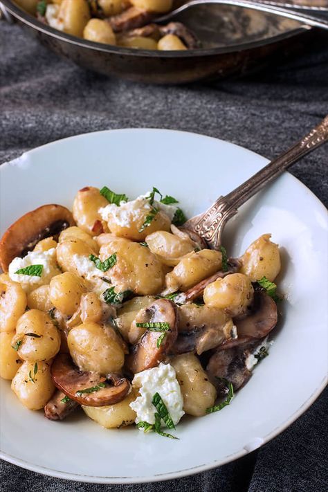 Creamy Goat Cheese Mushroom Gnocchi - Cooking Maniac Mushroom Gnocchi, Resep Pasta, Creamy Goat Cheese, Plats Healthy, Salad Pasta, Think Food, Idee Pasto Sano, Goat Cheese, Gnocchi