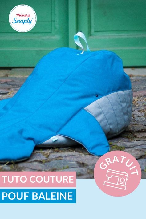 Vos enfants vous l'adorez. Dans une chambre, comme à l'extérieur, ce pouf baleine sera parfait. Facile à coudre, résistant. Tuto et patrons gratuit disponibles ! Pouf Diy, Range Pyjama, Backrest Pillow, Whales, Fashion Sketches, Projects To Try, Cushions, Couture