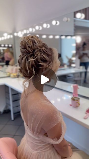 𝑀𝐴𝑅𝑇𝐴- 𝑁𝐼𝐸𝑍𝑊𝑌𝐾𝐿𝐸 𝐶𝑍𝐸𝑆𝐴𝑁𝐼𝐸 on Instagram: "Yes or no? 🤔
My demonstration hairstyle  from Masterclasses in Wrocław 🥰
Model @magda__bednarczyk 
Earrings @adreamtwig 
#fryzuraslubna #upięcie #highbun #updo #updoeducator" Svecane Frizure, Yes Or No, On Instagram, Quick Saves, Instagram