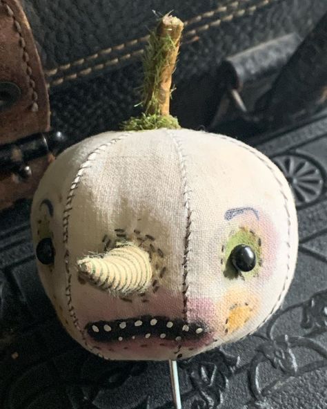 Julie Collings on Instagram: “Stitching on this pumpkin head doll today for @abewitchingfete He is turning out creepier than I planned... His head is sewn with 7 petal…” Pumpkin Head Doll, Halloween Dolls, Scary Stuff, Primitive Halloween, Gothic Vintage, Scary Pumpkin, Pumpkin Head, Halloween Doll, Good Spirits