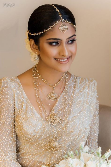 Traditional Kandyan Bride, Kandyan Bride Traditional, Kandyan Jewellery, Buddhist Wedding Dress, Kandyan Bridesmaid, Telugu Jewellery, White Saree Wedding, Kandyan Brides, White Sarees