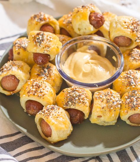 Cooked Pigs in a Blanket topped with everything bagel seasoning Best Pigs In A Blanket Recipe, Russian Sauce, Bacon Wrapped Sausages, Sausage Wrap, Cocktail Sausages, Puff Pastry Appetizers, Pastry Appetizer, Thanksgiving Appetizer Recipes, Popular Appetizers