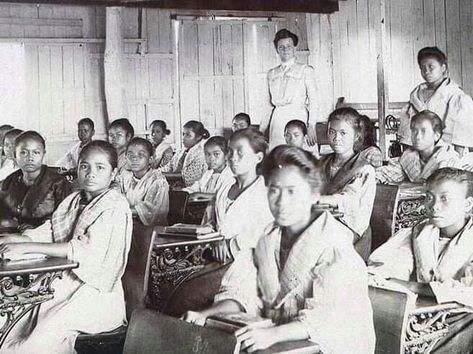 Elementary class in Manila with a Thomasite teacher, 1905 #kasaysayan American Period In The Philippines, Society Pictures, Technology Essay, Spanish Basics, Leyte, Free Play, Public Education, News Media, Learning Spanish